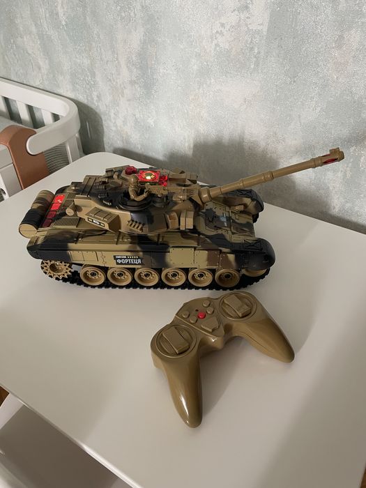 Військова техніка, танк на радіокеруванні з рухомою кабіною М 5523.