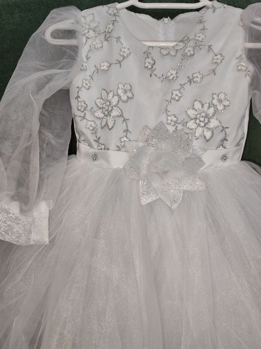 Біла фатинова сукня