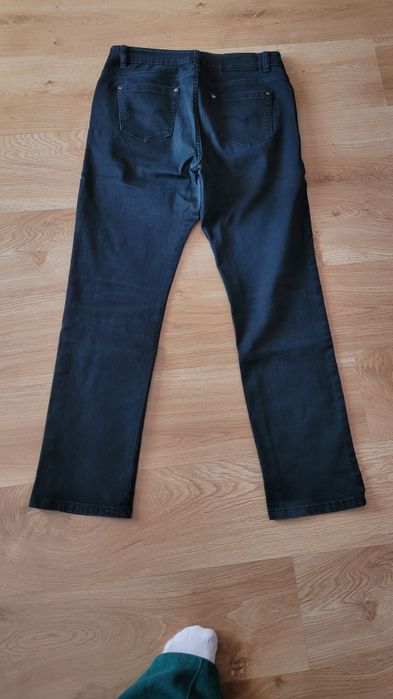 Czarne jeansy typu proste