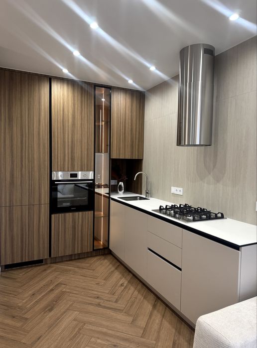 Центр міста! Дизайнерська видова євро2к з максимальною комплектацією