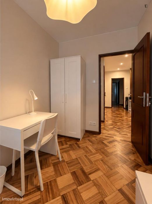 Quarto - localizado em Mafamude Porto