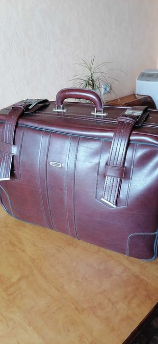 Большой кожаный чемодан.