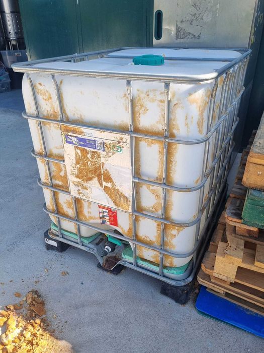 Bidão 1000L com proteção de ferro. Sem amassos ou furos.