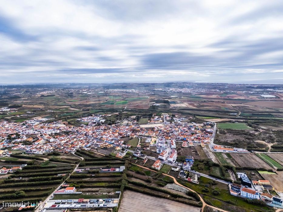 Terreno Rústico em Ferrel, junto à Praia da Almagreira