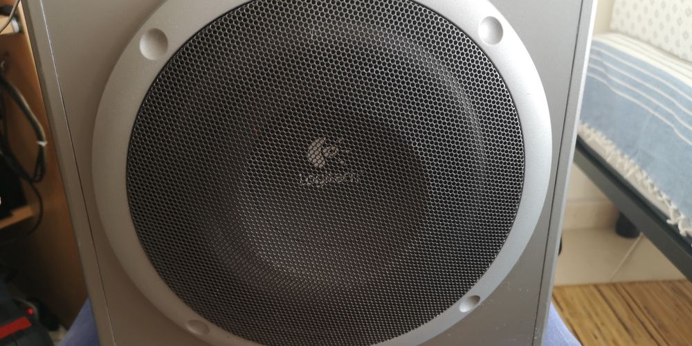 Logitech Z680, 5.1 com subwoofer ativo e 5 satellites