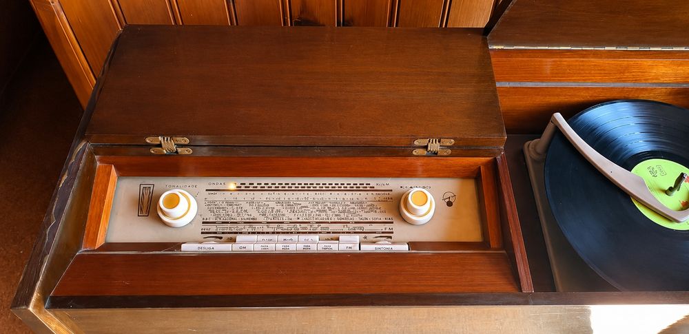 Radio Blaupunkt Typ 41100 Musiktruhe Stereo — Funcional — Anos 1960