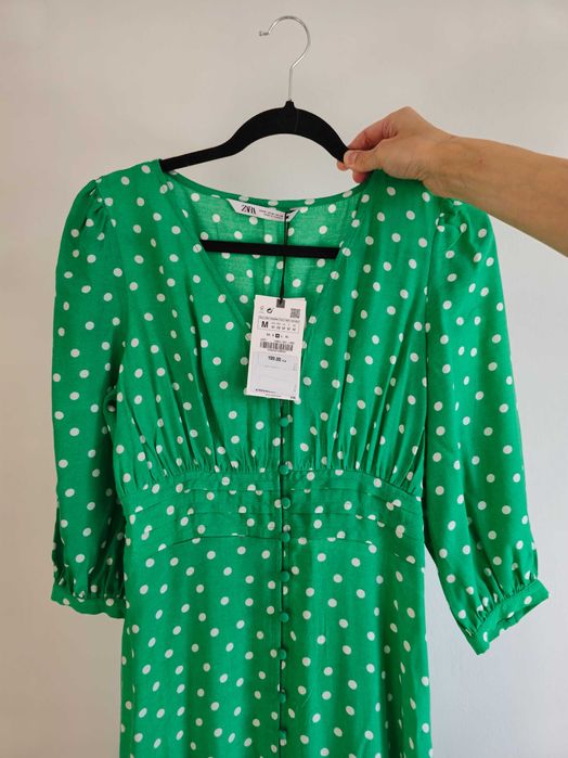 Zielona sukienka midi w grozki / kropki