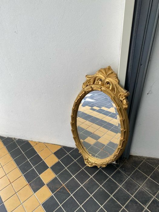 Vendo espelho oval dourado