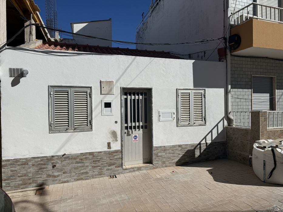 Arrenda-se– Moradia com 4 T1 + 1 T2 – 2.500€