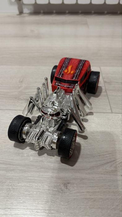 Hot Wheels “Машинка-Павук”