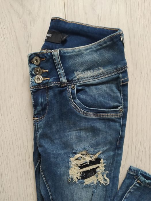 Spodnie jeansowe z dziurami