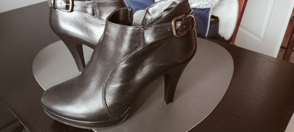 Czarne szpilki zabudowane