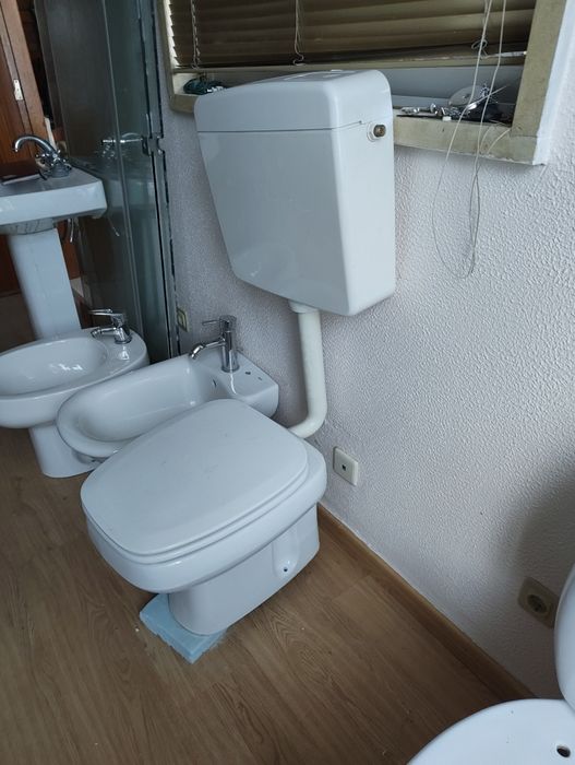 Bidé, sanitas e  lavatórios