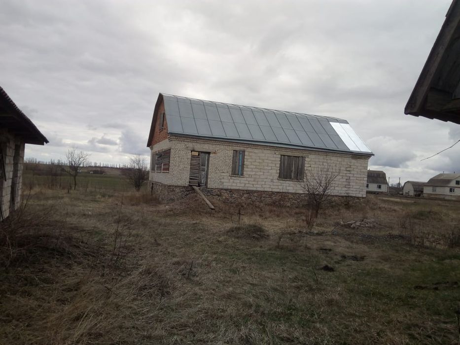 Будинок  біля річки