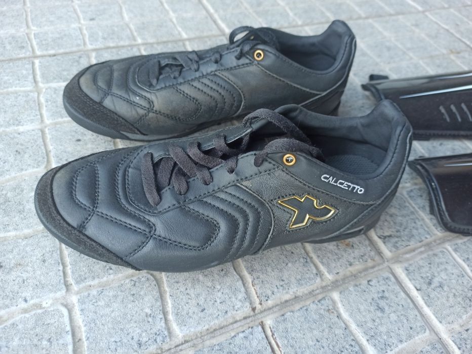 Sapatilhas futebol salão com caneleiras 39 como novas