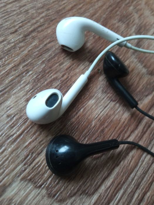 Навушники до телефонів