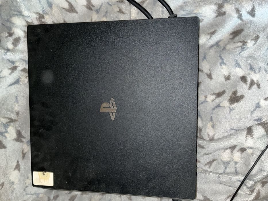 Ps4 Pro 1TB продаю