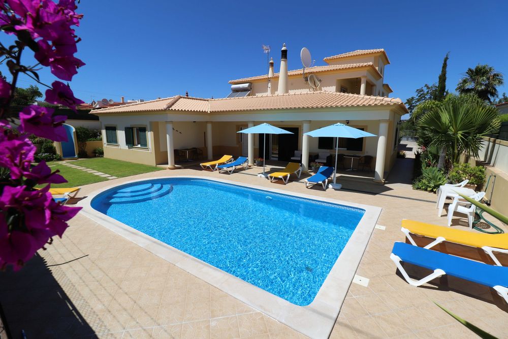 Apartamento independente T2 na espetacular vivenda, piscina comum, perto de zona antiga de Albufeira