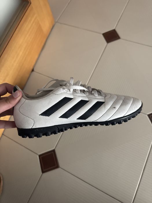 Chuteira adidas, quase nunca foi udada.