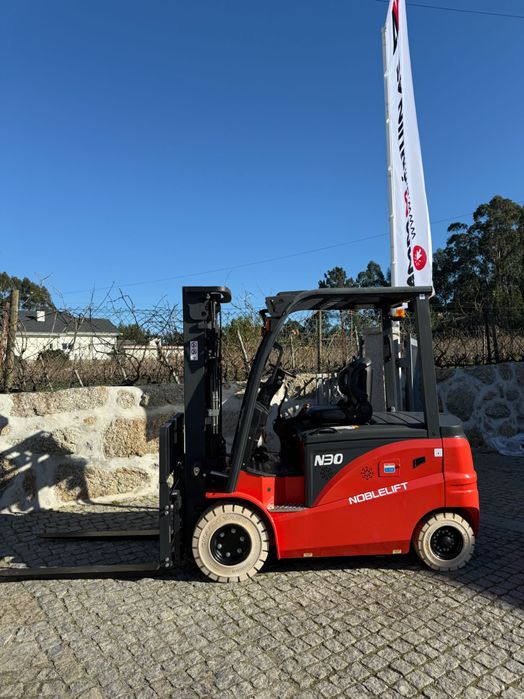 Empilhador eléctrico  Novo Noblelift 3.0T
