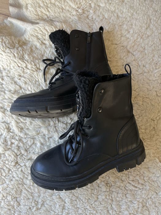 Czarne botki na platformie sznurowane kozaki martensy ozdoba futerko