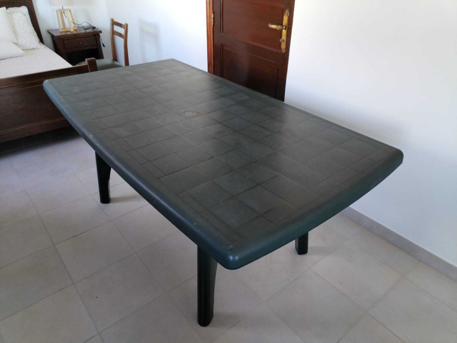 Mesa e Cadeiras (Verdes) de Jardim em Bom Estado – Conjunto Prático