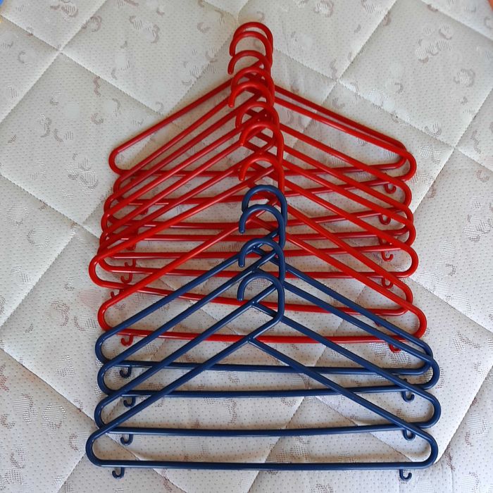 12 Cabides Resistentes Largos: 4 Azuis + 8 Vermelhos