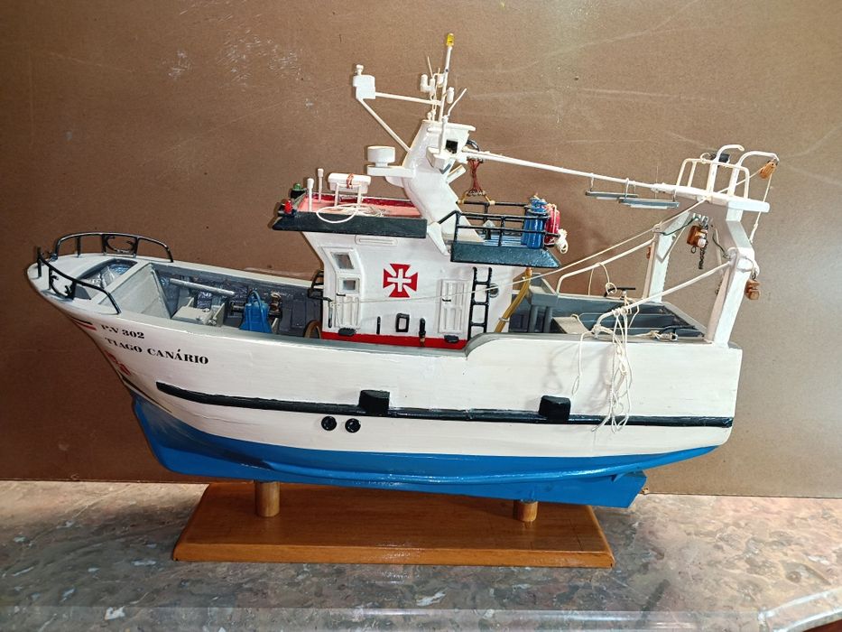Barco em madeira para coleção, feito artesanalmente, medidas: 56/45cm.