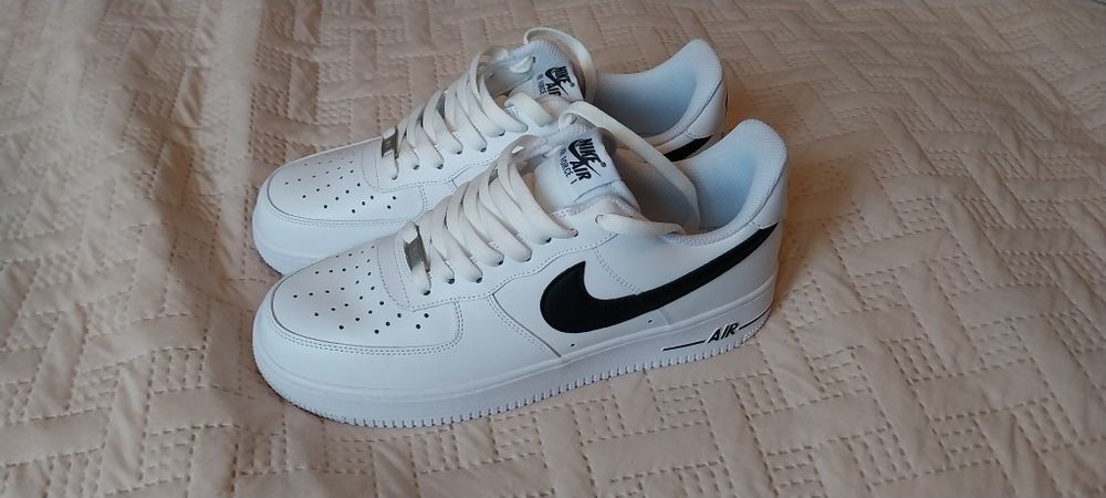 Białe buty NIKE.