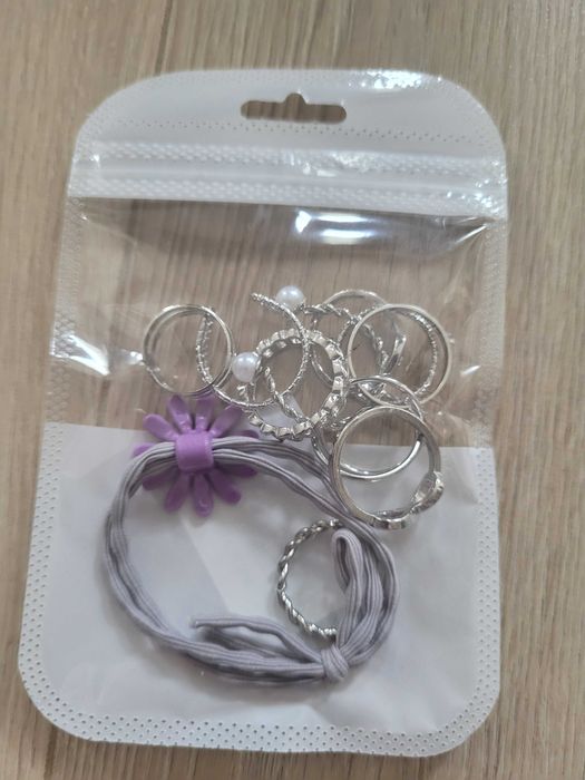 Zestaw bizuterii bransoletka i 10 par pierścionków