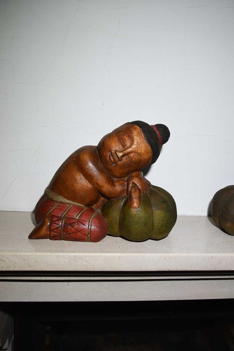 Esculturas de madeira meninos a dormir