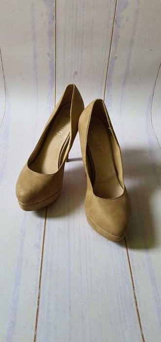 Beżowe szpilki      .