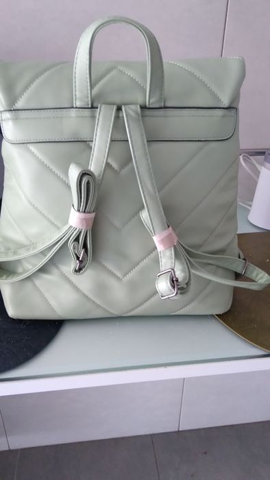 Mochila  imitação  de pele cor verde nova com etiqueta