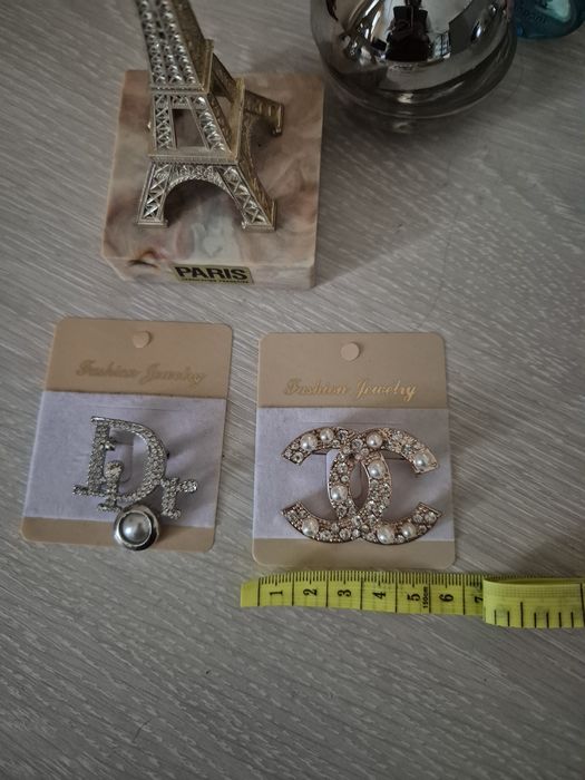 Продам 2 броши Dior и Chanel