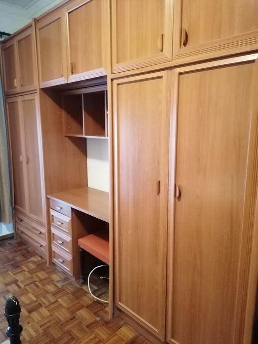 Vende móvel com beliche 2 camas, roupeiro e secretária