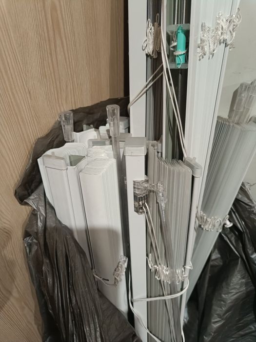 Жалюзи рулонные и  алюминиевые, белые.