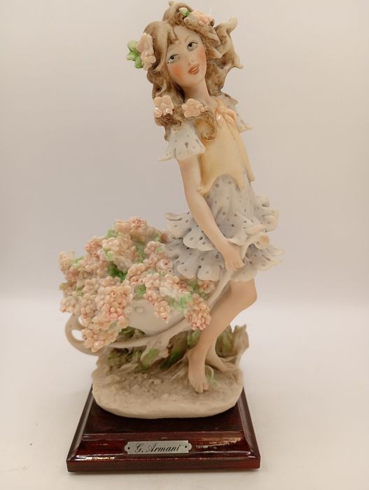 Porcelanowa figurka Dziewczyna z taczką G. Armani