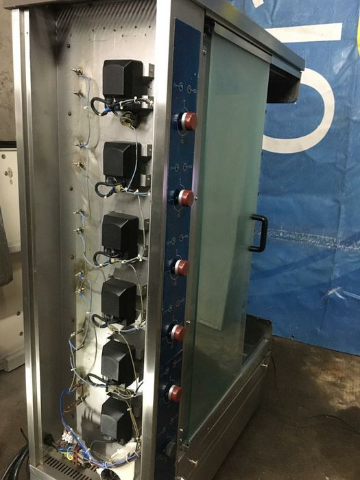 Máquina de assar frangos no espeto eléctrica .