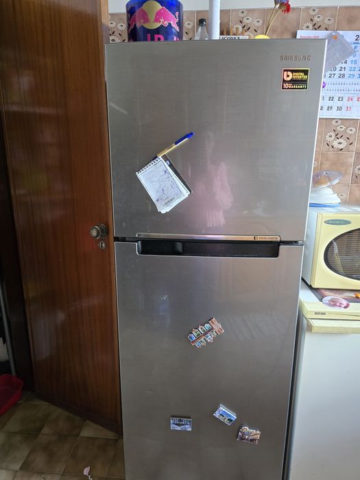 Frigorífico com congelador em cima a funcionar inox  ncionar