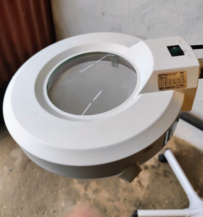 Lupa de estética com pé