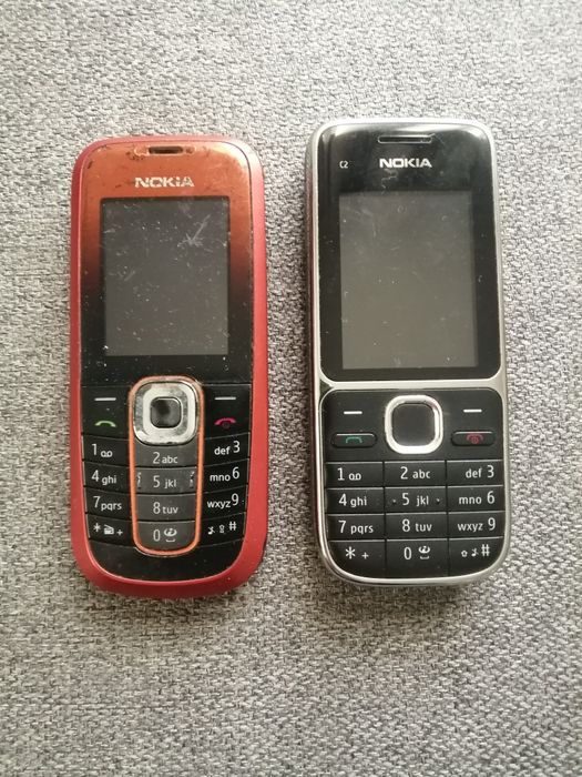 Dois telemóveis Nokia antigos