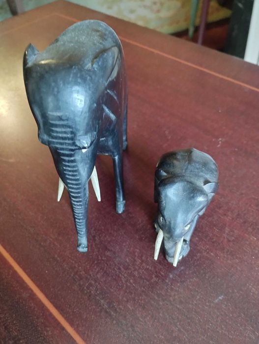 Dois elefantes de pau preto