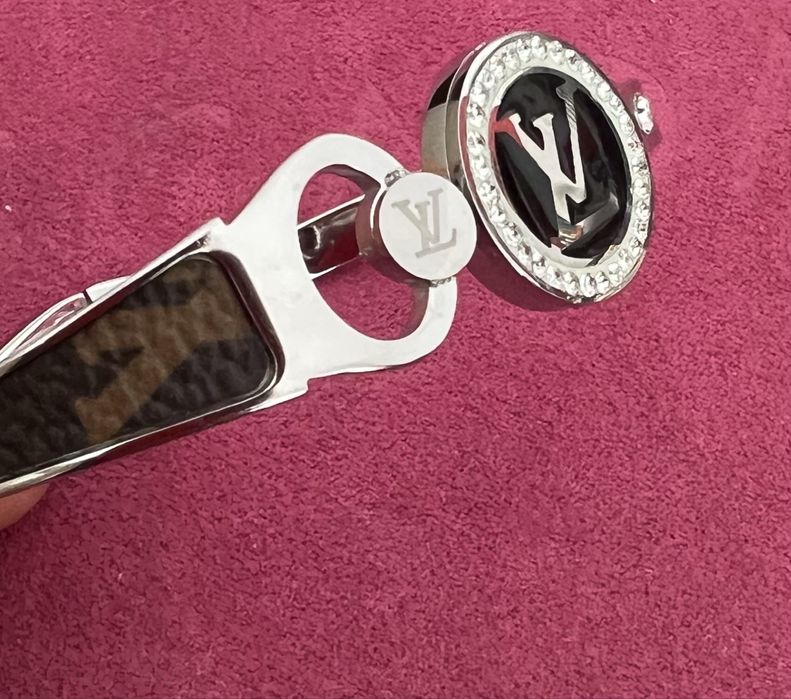 Linda pulseira prateada com detalhes