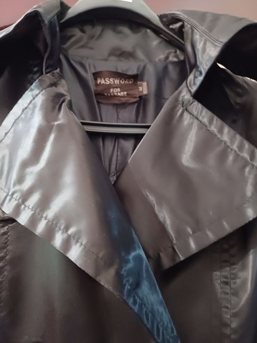 Плащ чорний жіночий, пише розмір М,але краще на С