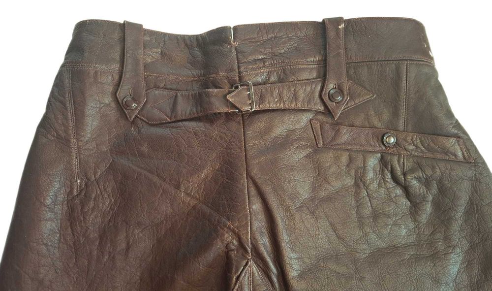 Przedwojenne gogle i spodnie motocyklowe.