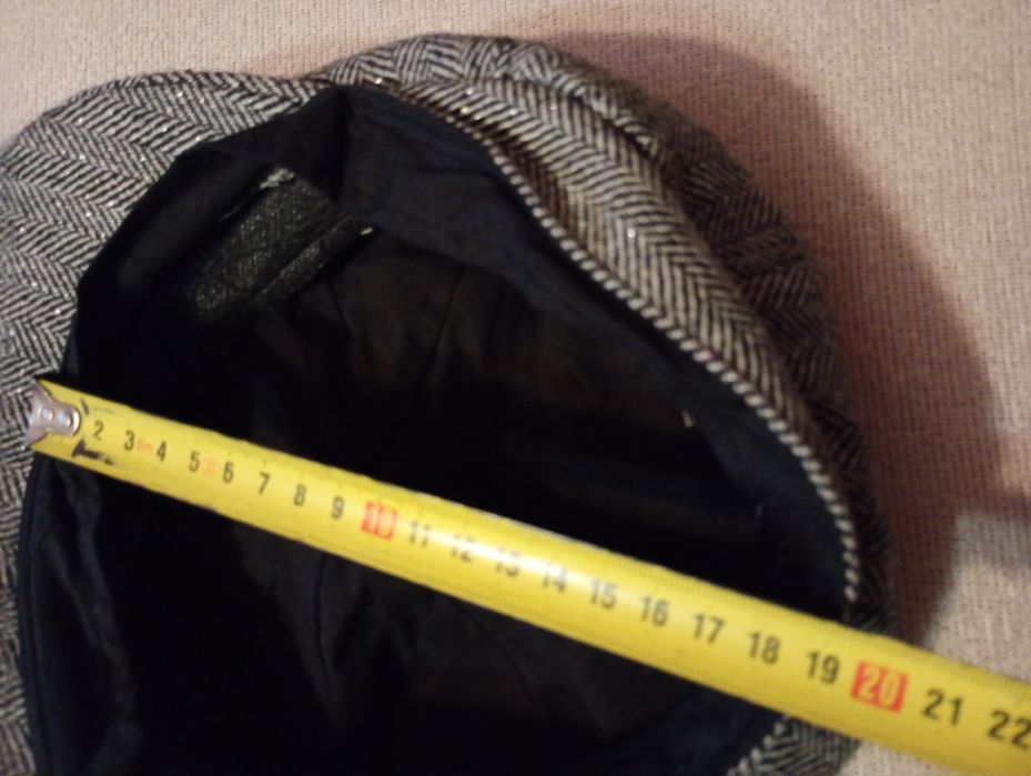 Elegancki modny kaszkiet