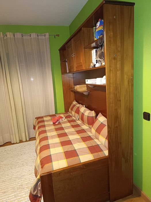 Beliche em madeira de cerejeira com arrumação