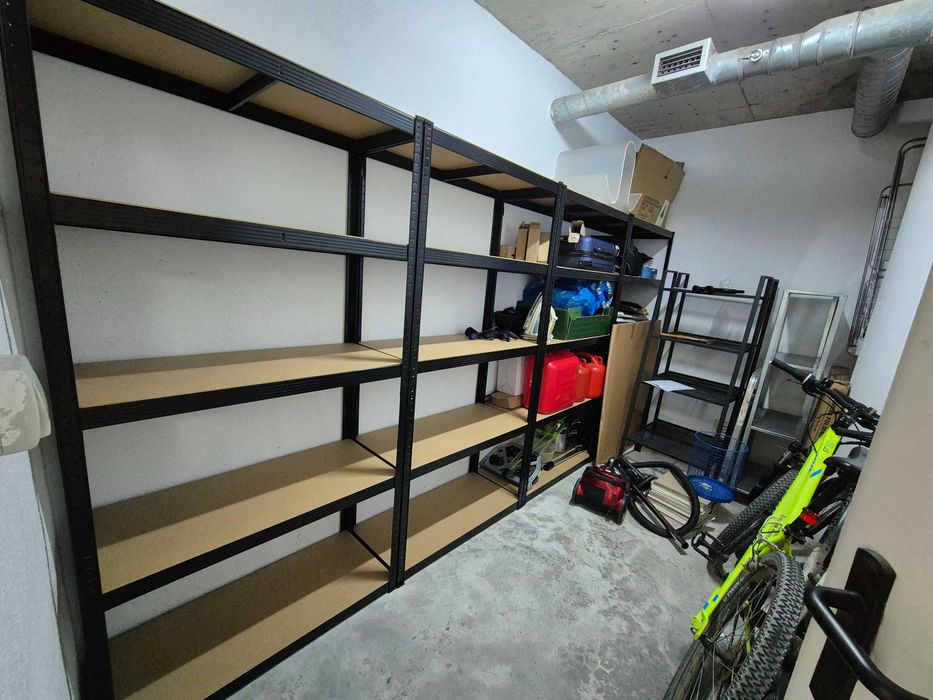 Estante nova em caixa preta