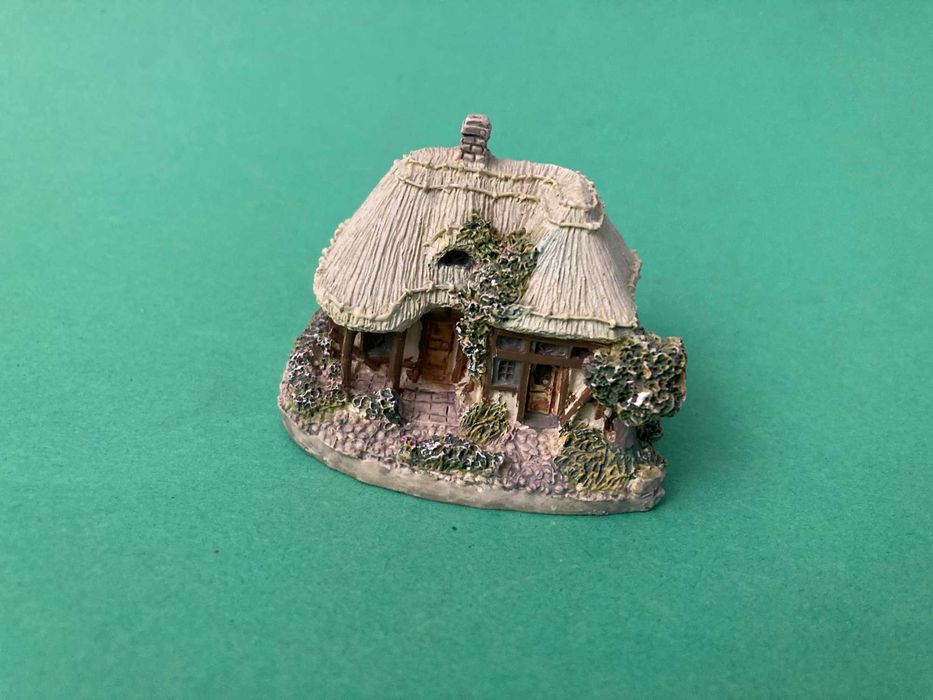 Casinha em miniatura da marca Leonardo Collections England
