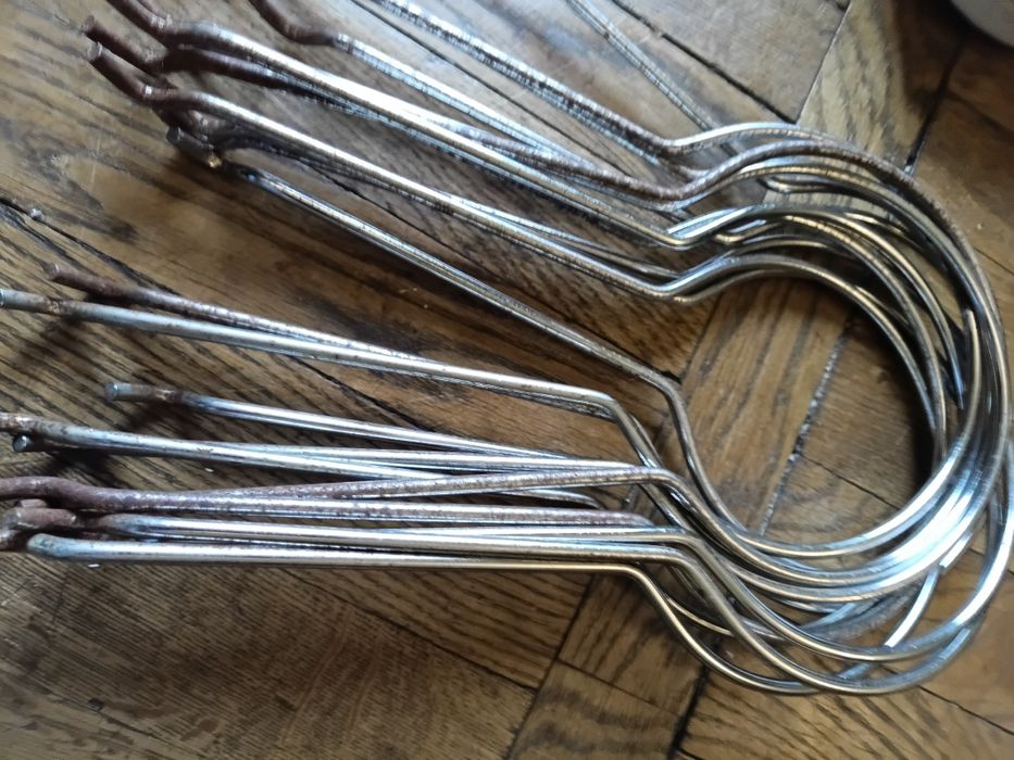 Metalowy kwietnik rozporowy